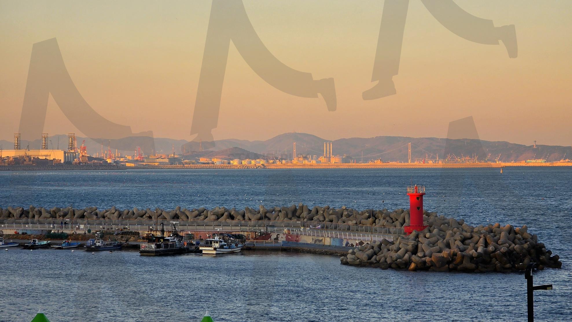 간절곶에서 내려다 본 빨간 작은 등대 | 간절곶, 간절곶풍경, 울진간절곶, 항구풍경, 작은항구, 빨간등대, 등대풍경, 바다감성, 여행감성, 여행기록, 바다여행, 바다사진, 바다풍경, 동해바다, 바다뷰, 풍경사진, 항구사진, 등대사진 | 스탠바이 STANDBUY 디지털 콘텐츠