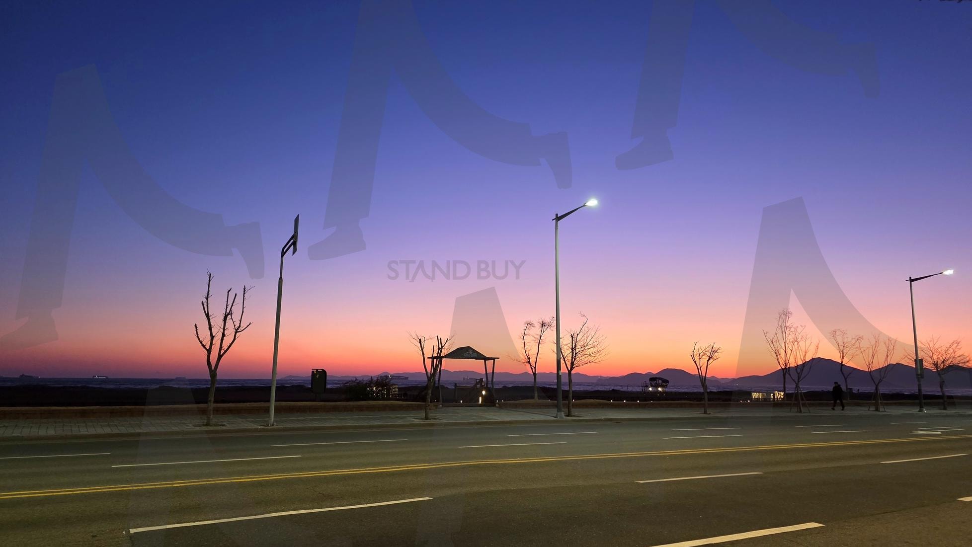 푸른 빛이 남은 저녁 | 저녁빛, 푸른빛, 일몰후, 해지고난후, 일상여행, 감성사진, 일상사진, 저녁도로, 도로풍경, 도시저녁, 저녁하늘, 저녁풍경, 길위에서, 풍경사진, 빛의여운, 해질녘, 바닷가도로, 해안도로, 다대포, 부산 | 스탠바이 STANDBUY 디지털 콘텐츠