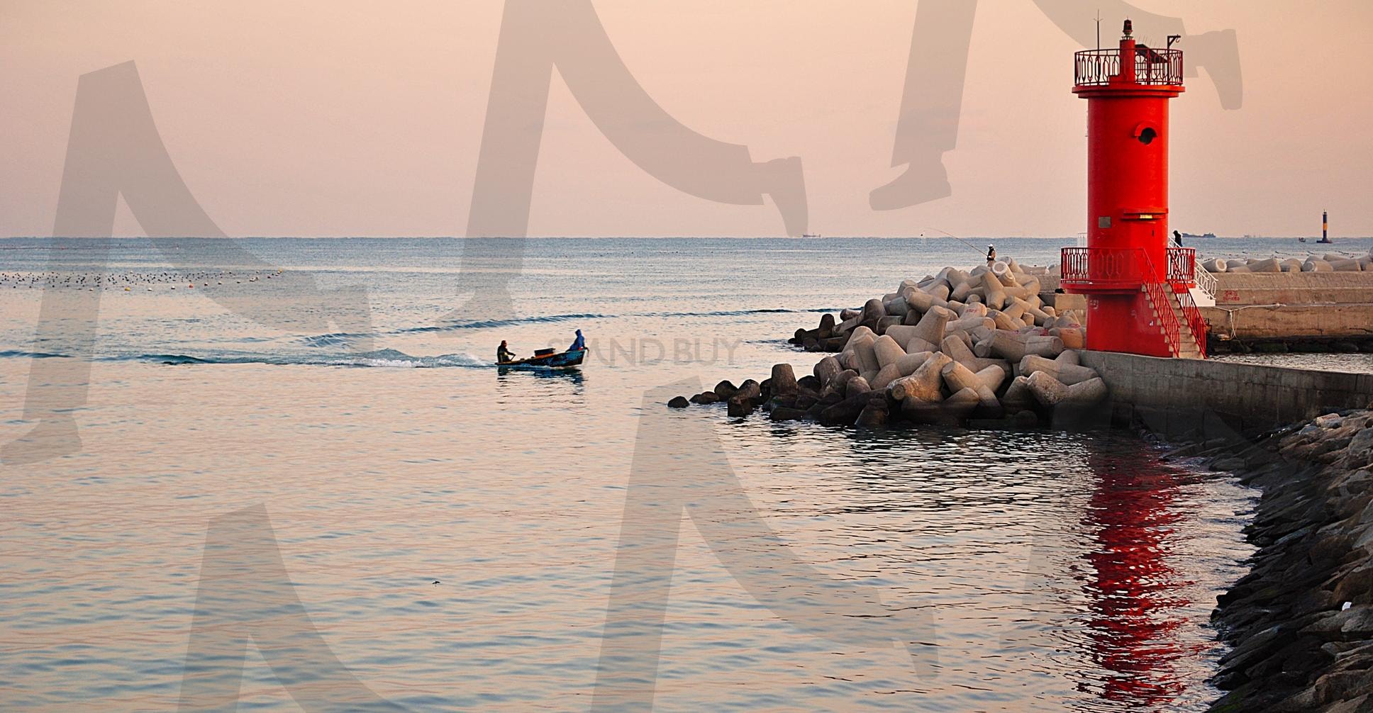 부산 해운대구 송정 등대와 어선 | 부산, 해운대구, 어선, 송정, 등대, 빨강, 바다, 자연, 풍경, 하늘 | 스탠바이 STANDBUY 디지털 콘텐츠