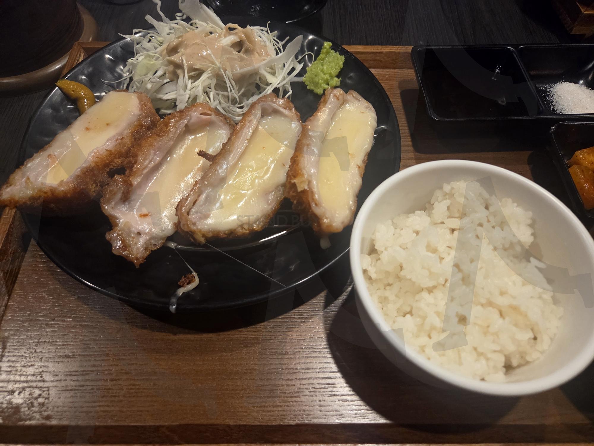 치즈가 흘러내리는 돈까스 정식 | 치즈돈까스, 돈까스, 일식, 정식, 치즈러버, 먹스타그램 | 스탠바이 STANDBUY 디지털 콘텐츠