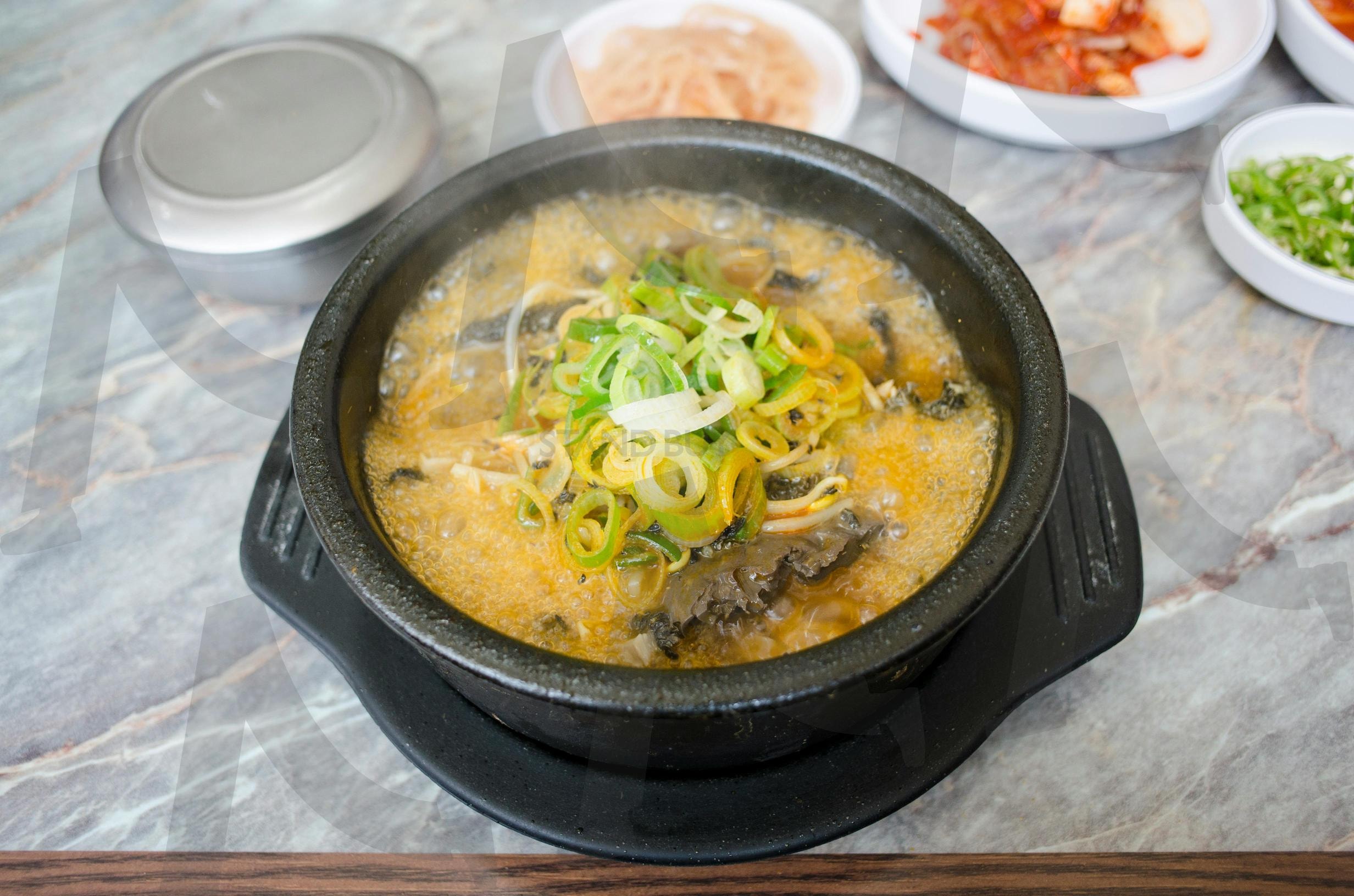 보글보글 끓는 선지해장국 한 그릇 | 선지해장국, 해장국, 국밥, 한식, 뜨끈한 음식, 혼밥, 먹스타그램 | 스탠바이 STANDBUY 디지털 콘텐츠