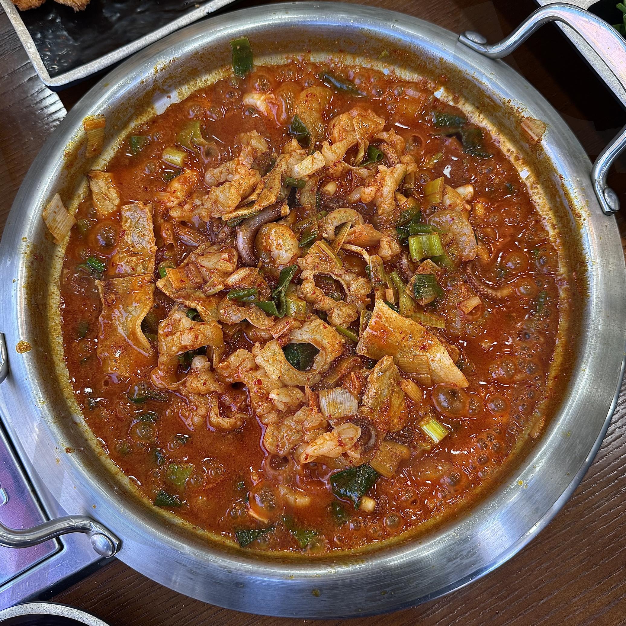 보글보글 끓는 매콤한 낙곱새 전골, 푸짐한 한식 한상 | 낙곱새, 전골, 한식, 매운음식, 곱창요리, 낙지요리, 새우요리, 한국음식, 음식사진, 먹방, 술안주, 메뉴사진, 푸짐한요리, 매콤한요리, 사진, 외식, 낙곱새사진, 매운음식사진 | 스탠바이 STANDBUY 디지털 콘텐츠