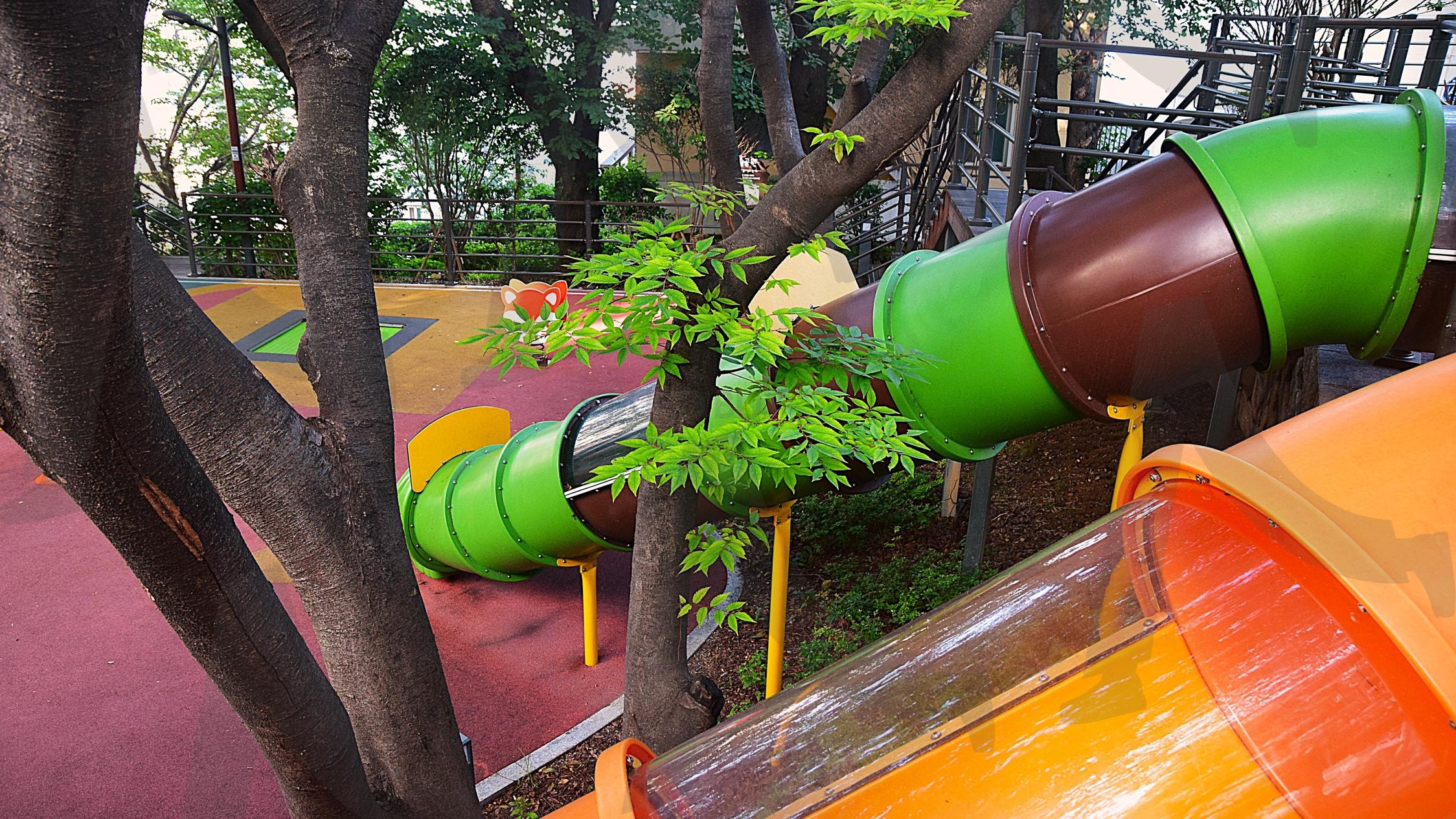 아이들을 기다리는 놀이터 미끄럼틀 | 놀이터, 나무, 미끄럼틀, 놀이기구, 주황, 초록, 숲, 아파트, 공용시설 | 스탠바이 STANDBUY 디지털 콘텐츠