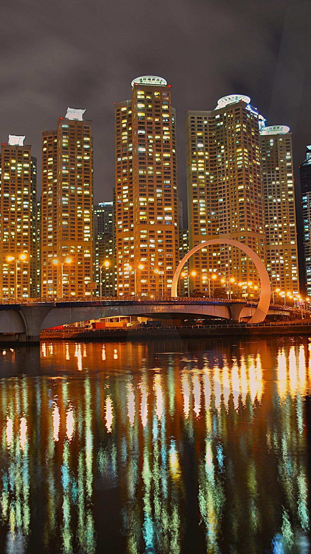 부산 수영강에 반사된 수채화같은 도시 야경 | 부산, 수영강, 다리, 도시, 아파트, 반사, 밤, 야경, 불빛, 수채화 | 스탠바이 STANDBUY 디지털 콘텐츠