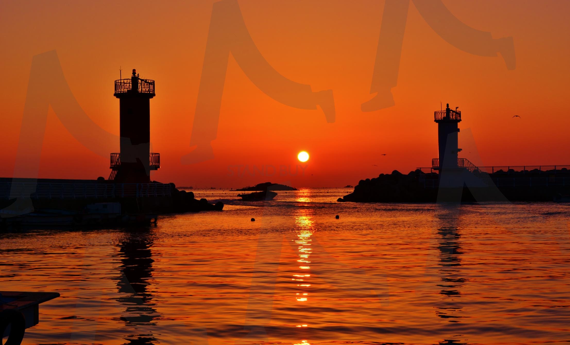 부산 등대 사이의 장엄한 일출과 물든 바다, 새해소망 소원성취 기원 | 부산, 등대, 일출, 바다, 주황, 오렌지, 실루엣, 태양, 해, 반사, 물결, 배, 방파제, 새해, 시작, 출발, 새벽, 오전, 아침, 모닝글로리 | 스탠바이 STANDBUY 디지털 콘텐츠