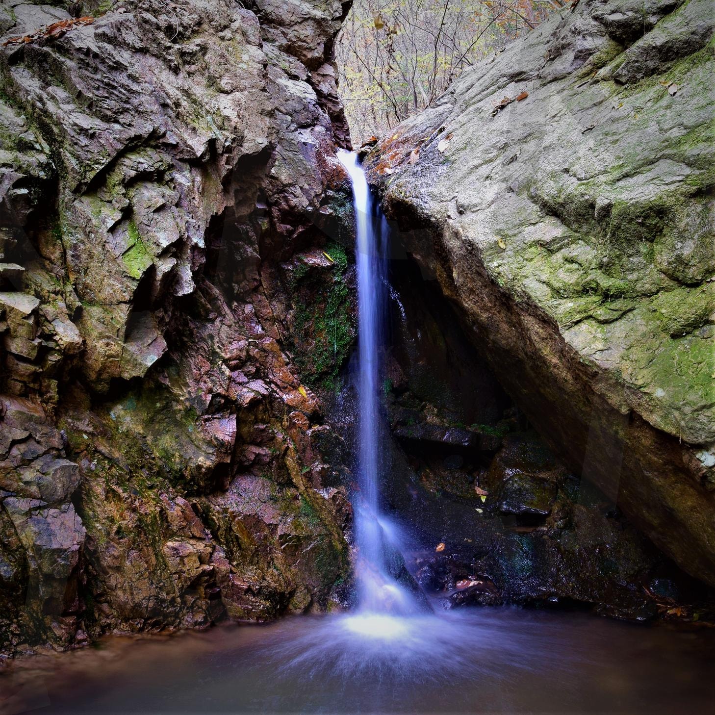 바위 아래로 떨어지는 한줄기 폭포 | 바위, 이끼, 물, 산, 폭포, 낙수, 자연, 낙엽 | 스탠바이 STANDBUY 디지털 콘텐츠