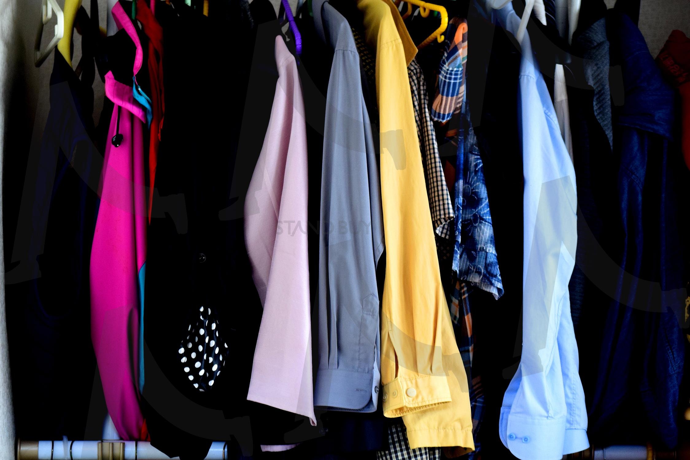 옷걸이에 걸린 알록달록 옷들 | 옷장, 옷, 옷걸이, 가정, 가사, 의복, 상의, 하의, 세탁 | 스탠바이 STANDBUY 디지털 콘텐츠