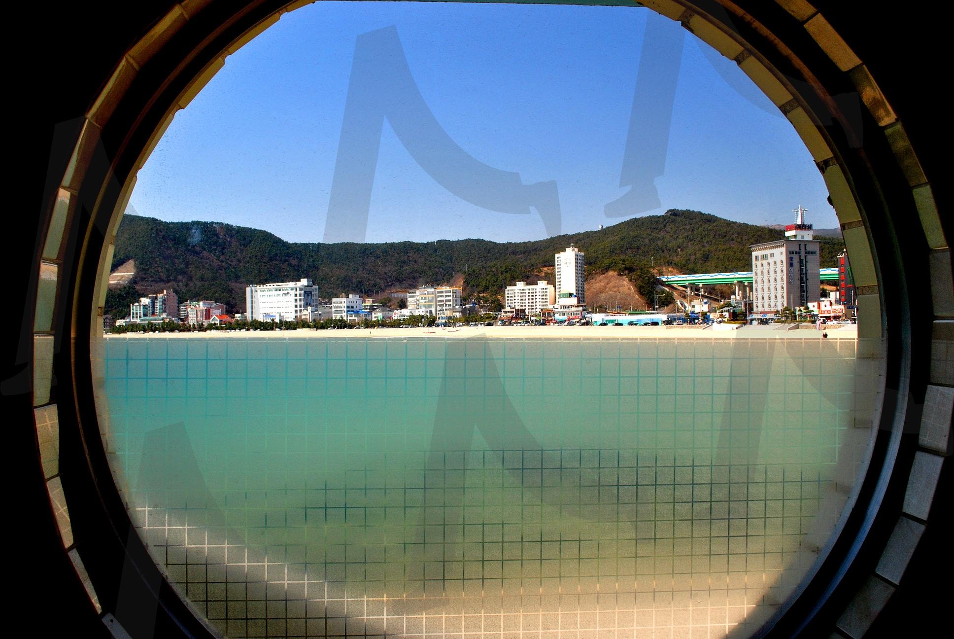 원형 프레임 창문으로 본 바다 풍경 | 원형, 창문, 프레임, 받, 해변, 하늘, 해수욕장, 백사장, 모래 | 스탠바이 STANDBUY 디지털 콘텐츠
