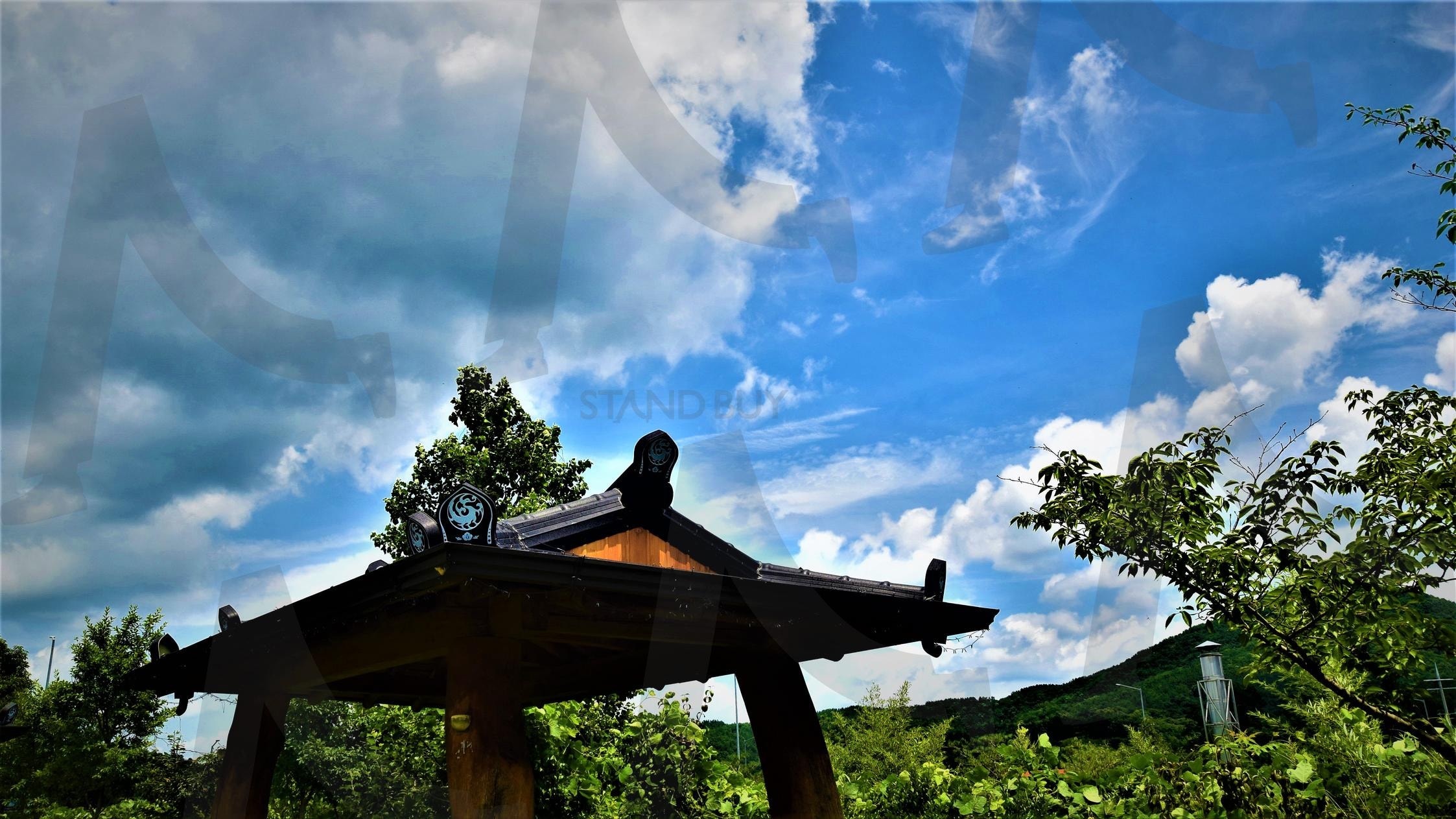 구름 많은 하늘과 한국 전통 지붕 | 구름, 하늘, 푸른, 파랑, 지붕, 기와, 휴식, 초록, 숲, 나무 | 스탠바이 STANDBUY 디지털 콘텐츠