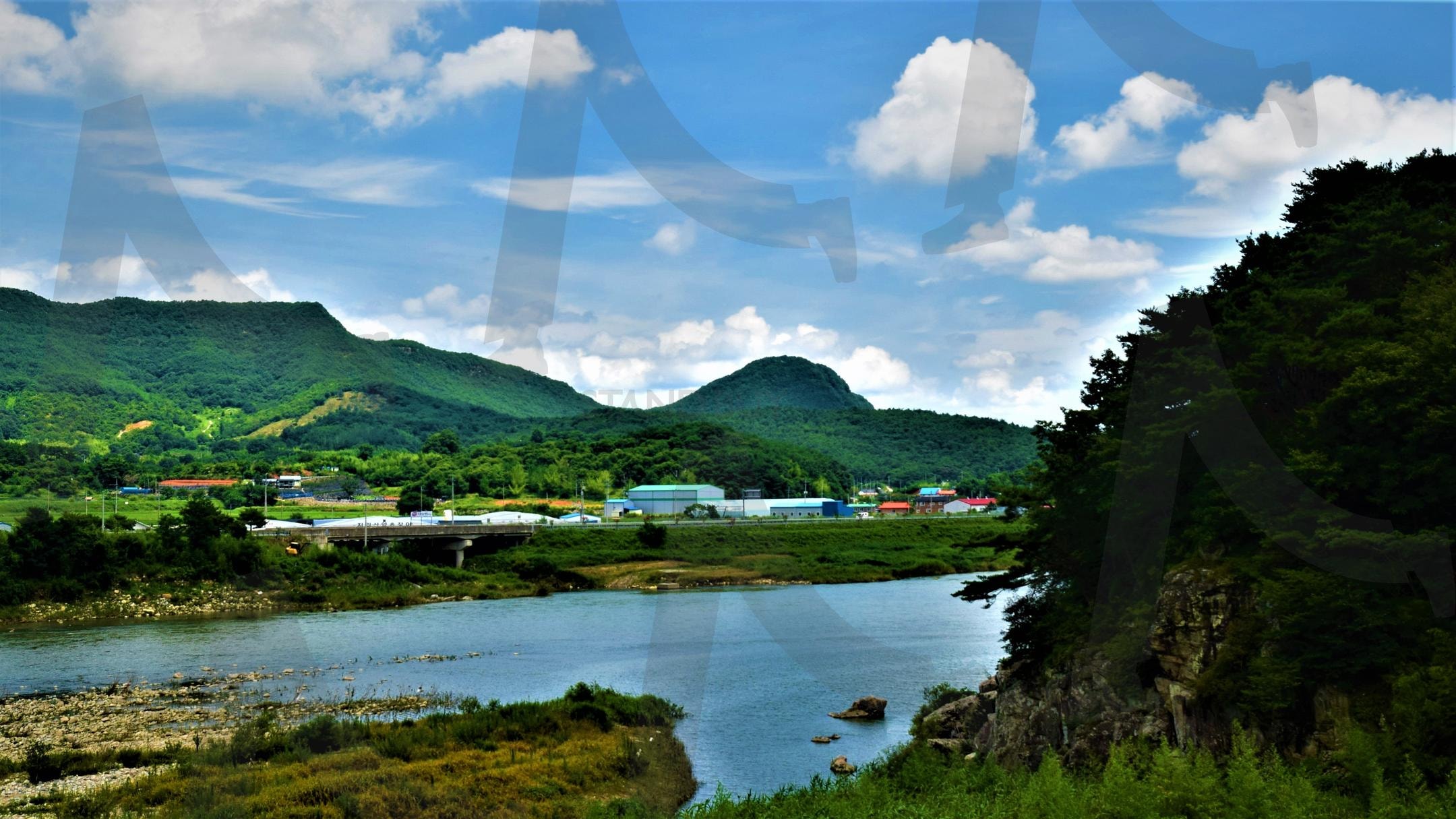 산청 강변 풍경 | 경남, 산청, 강변, 강, 산, 하늘, 구름, 나무, 자연 | 스탠바이 STANDBUY 디지털 콘텐츠