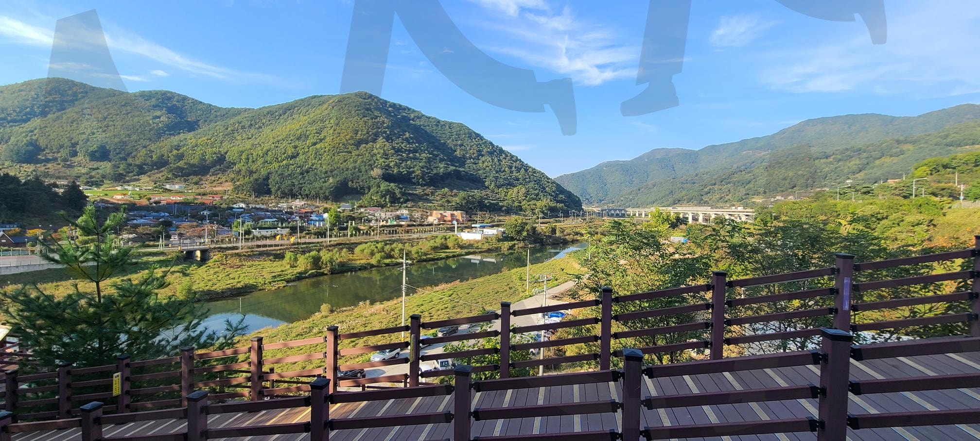 Walkway at the Korea Expressway Rest Area in Fall | Walkway at the Korea Expressway Rest Area in Fall, Korea Expressway Rest Area, Walkway at Chungdo City Expressway in Korea, Highway Rest Area Walkway (S.Korea), Autumn Scenery in Korea | 스탠바이 STANDBUY 디지털 콘텐츠