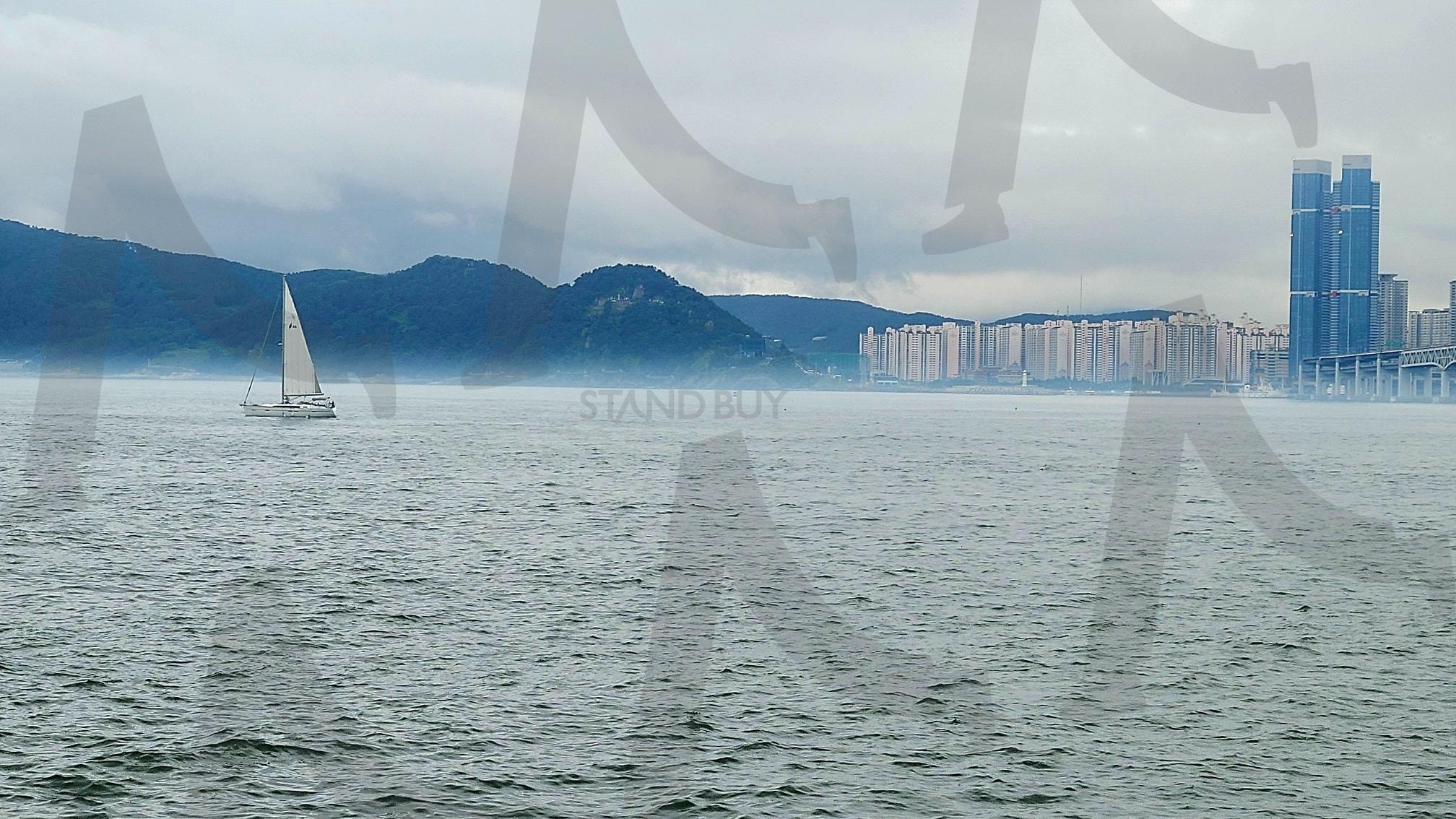 Sea foggy scenery off the coast of Haeundae Marine City, Busan, Korea | Sea foggy scenery off the coast of Haeundae Marine City, busan, Sea view in front of Marine City, busan, korea, Coastal cityscape of Korea | 스탠바이 STANDBUY 디지털 콘텐츠