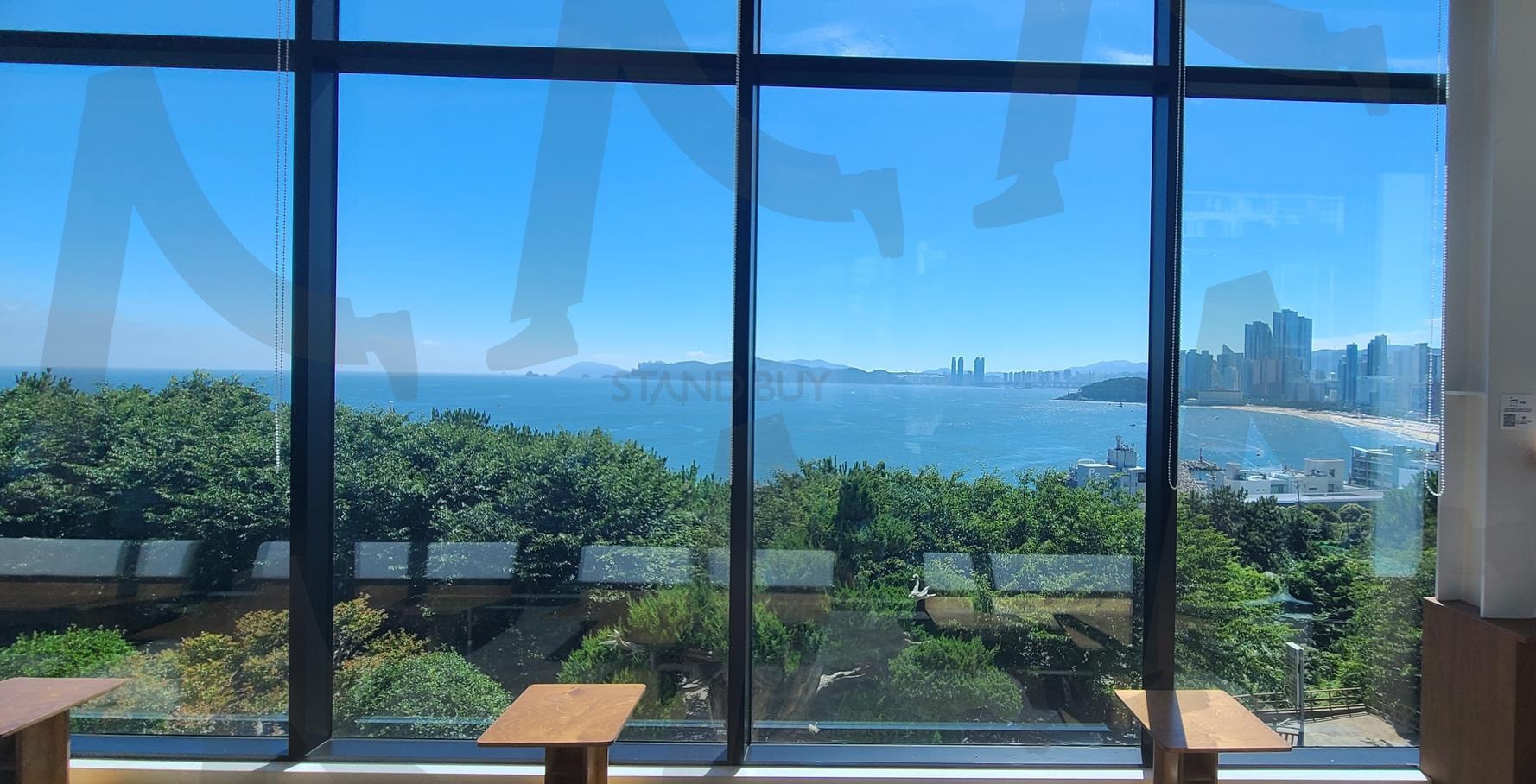 A beautiful cafe on the Moontan Road in Busan, Korea | A beautiful cafe on the moonrise hill in Busan, korea, 釜山海雲台月見の道, Moontan Road, The view of the sea in Busan, A cafe in Korea with a view of the sea | 스탠바이 STANDBUY 디지털 콘텐츠