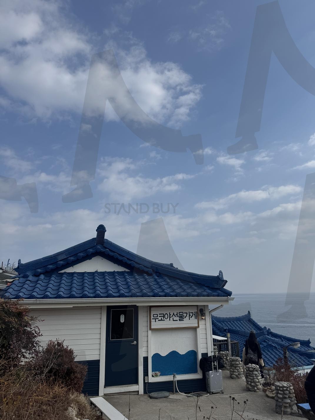 바다를 품은 파란 지붕, 작은 선물가게 | 바다풍경, 한옥감성, 여행사진, 조용한마을, 감성풍경 | 스탠바이 STANDBUY 디지털 콘텐츠