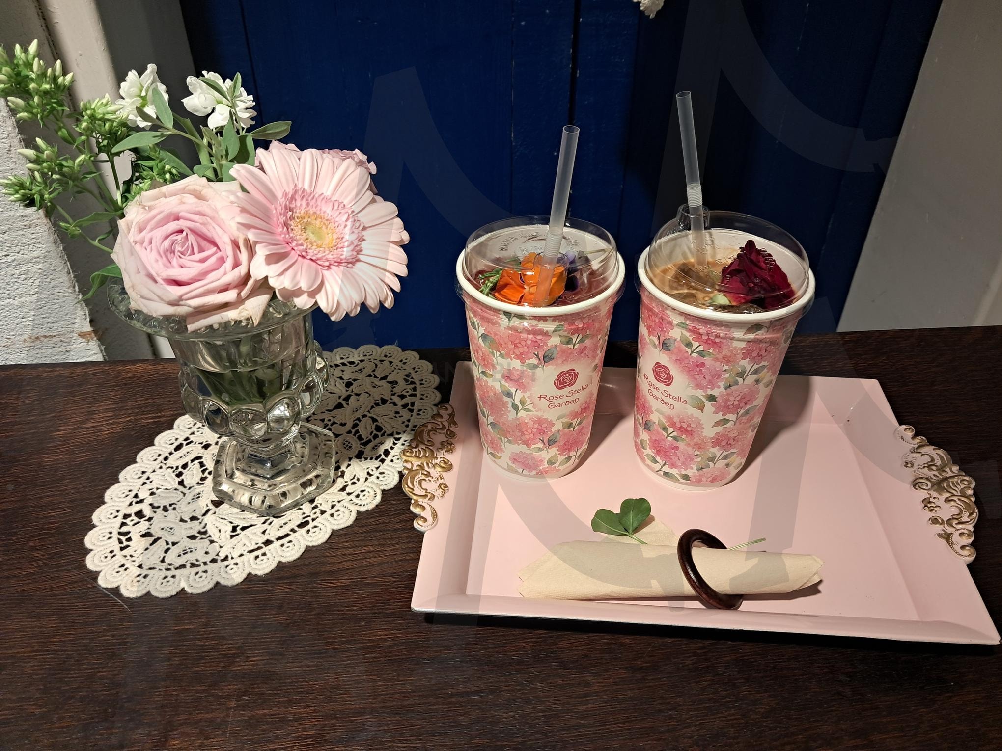 꽃으로 시작해서 꽃으로 채운 오후의 대화 | 플라워카페, 카페데이트, 꽃음료, 테이블세팅, 일상기록, 감성카페, 휴식시간, 오휴의여유, 꽃향기, 힐링타임 | 스탠바이 STANDBUY 디지털 콘텐츠