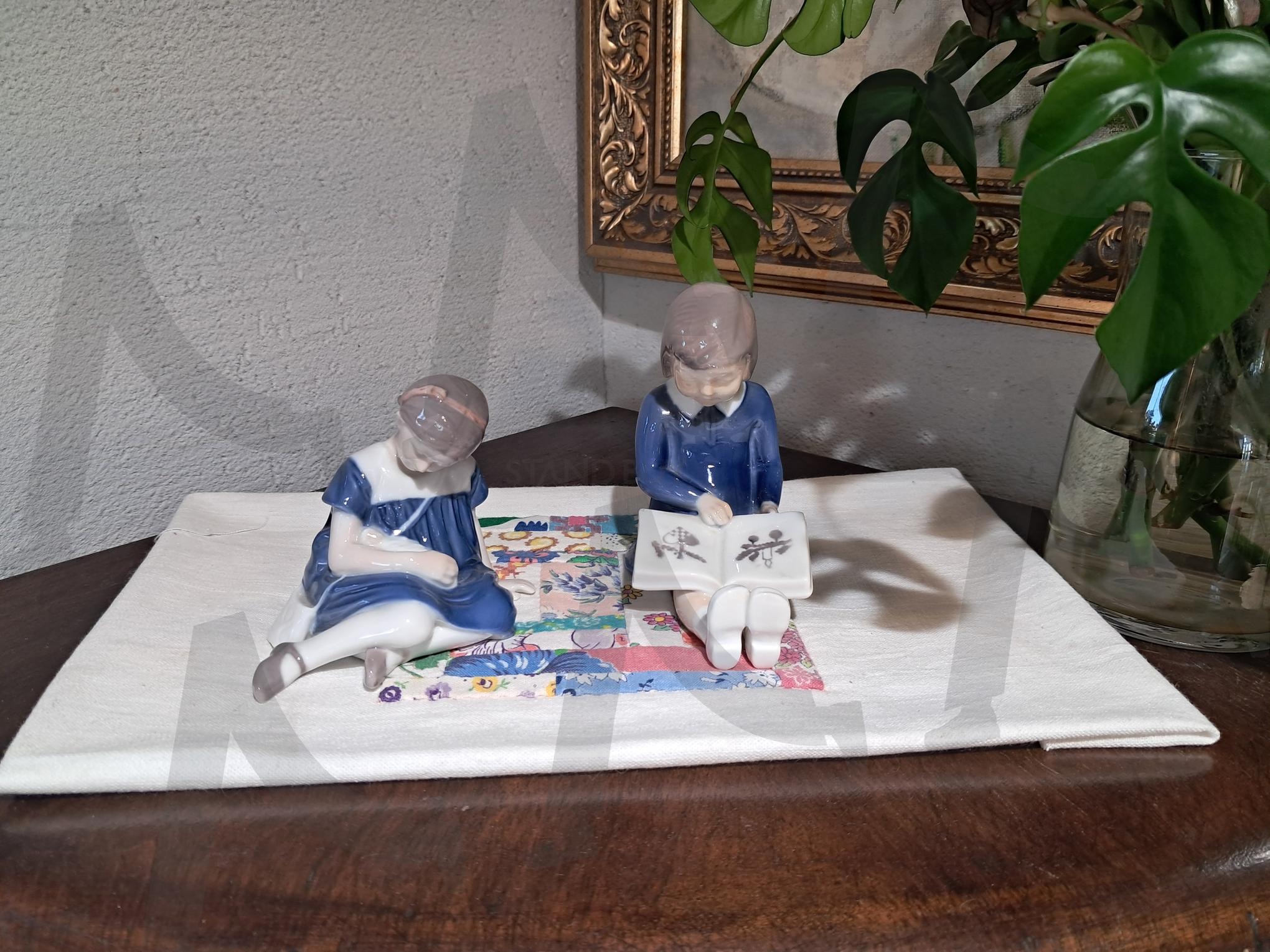 작지만 깊은 몰입, 작은 친구들이 건네는 위로 | 카페소품, 인형, 독서시간, 일상의여유, 감성사진, 실내인테리어, 휴식, 카페투어, 소소한행복, 힐링포인트, 플라워카페 | 스탠바이 STANDBUY 디지털 콘텐츠