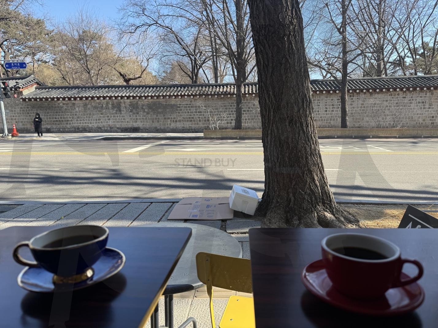 경북궁담장앞커피한잔 | 경북궁, 커피, 서울, 종로구, 중구, 한국여행, 연인, 데이트, 광화문 | 스탠바이 STANDBUY 디지털 콘텐츠
