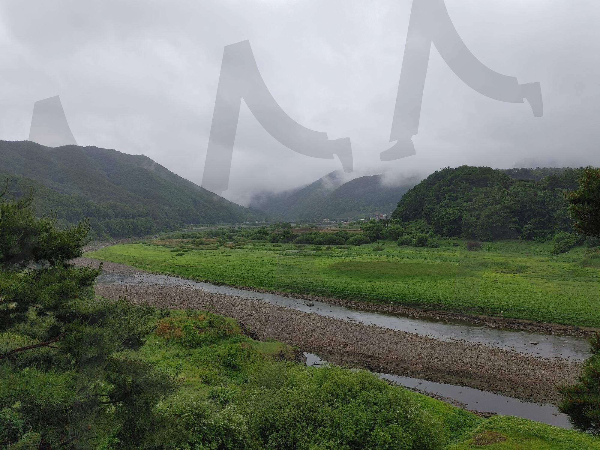 구름 머문 산자락 아래, 충주호의 평온한 오후 | 충추호전망, 물길, 초록들판, 산책, 여행기록, 구름 | 스탠바이 STANDBUY 디지털 콘텐츠