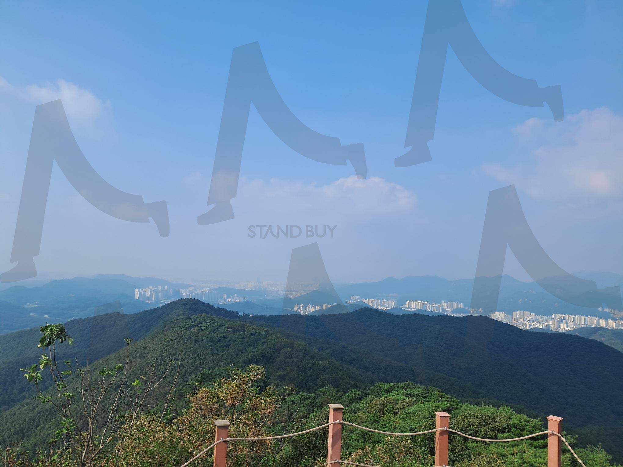 하늘과 산이 맞닿은 곳, 계양산 정상의 파노라마 | 계양산, 인천여행, 등산기록, 정상풍경, 탁트인전망, 힐링산책, 도시풍경, 자연경관, 인생사진, 등산스타그램 | 스탠바이 STANDBUY 디지털 콘텐츠