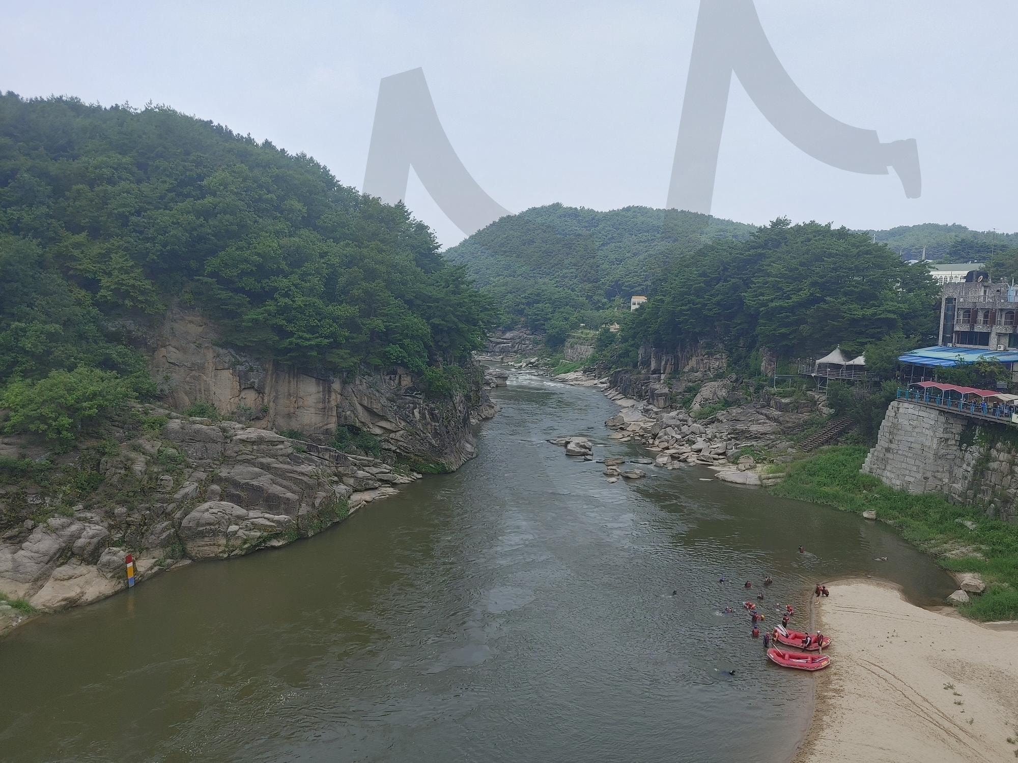한탄강 주상절리길, 래프팅과 함께하는 활기찬 풍경 | 한탄강, 주상절리길, 한탄강래프팅, 포천여행, 절벽풍경, 여름휴가, 자연풍경, 여행기록, 강변풍경, 힐링여행 | 스탠바이 STANDBUY 디지털 콘텐츠